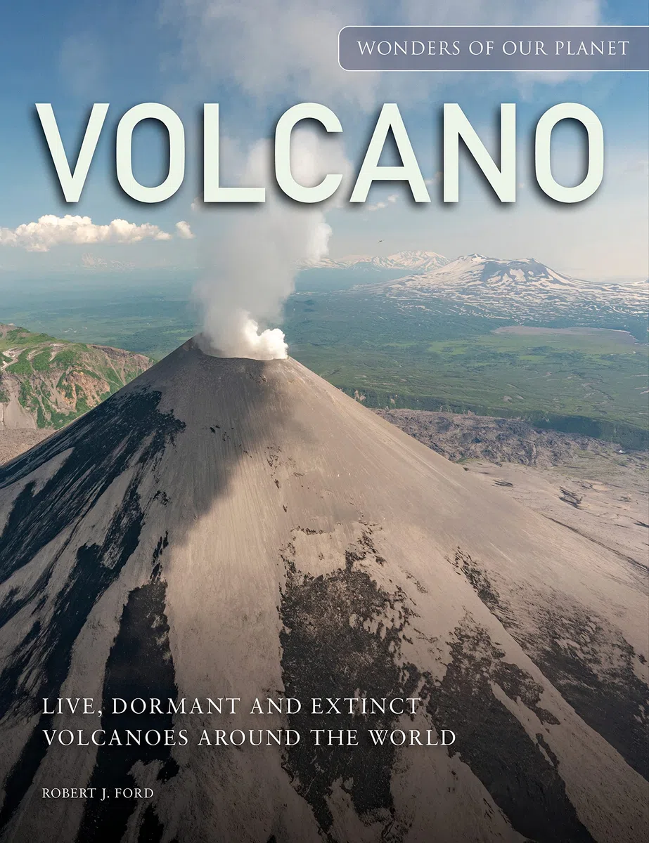 Volcano: Live, Dormant and Extinct Volcanoes around the World (Amazing Places [Portrait format])