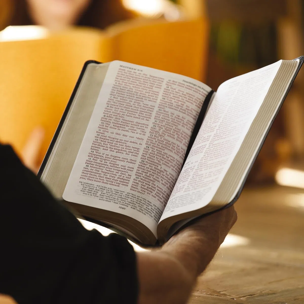 KJV Holy Bible: Personal Size Giant Print with 43,000 Cross References, Black Bonded Leather, Red Letter, Comfort Print: King James Version: Holy Bible, King James Version