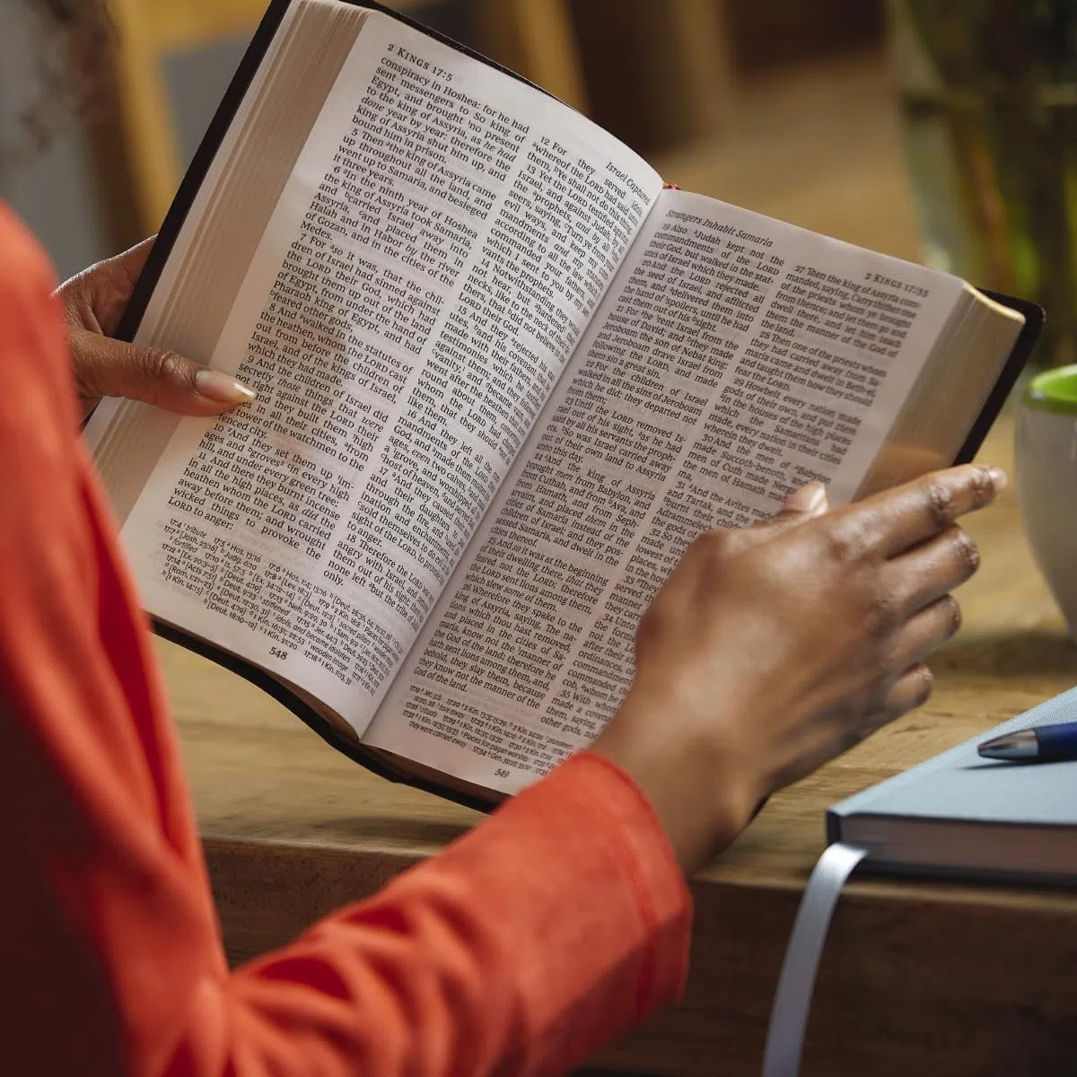 KJV Holy Bible: Personal Size Giant Print with 43,000 Cross References, Black Bonded Leather, Red Letter, Comfort Print: King James Version: Holy Bible, King James Version