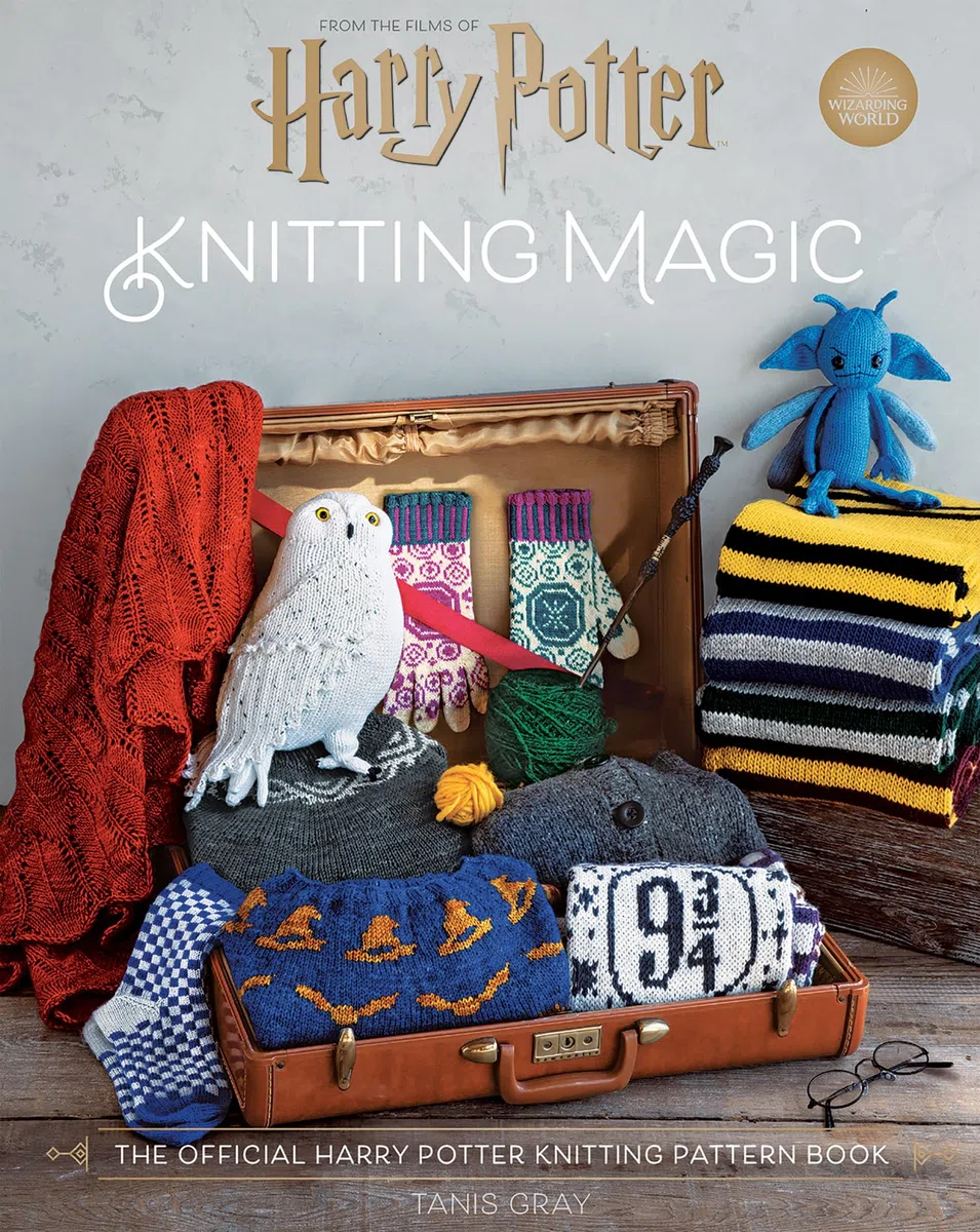 Harry Potter: Knitting Magic: The essential pattern book for knitting iconic Harry Potter clothing and accessories