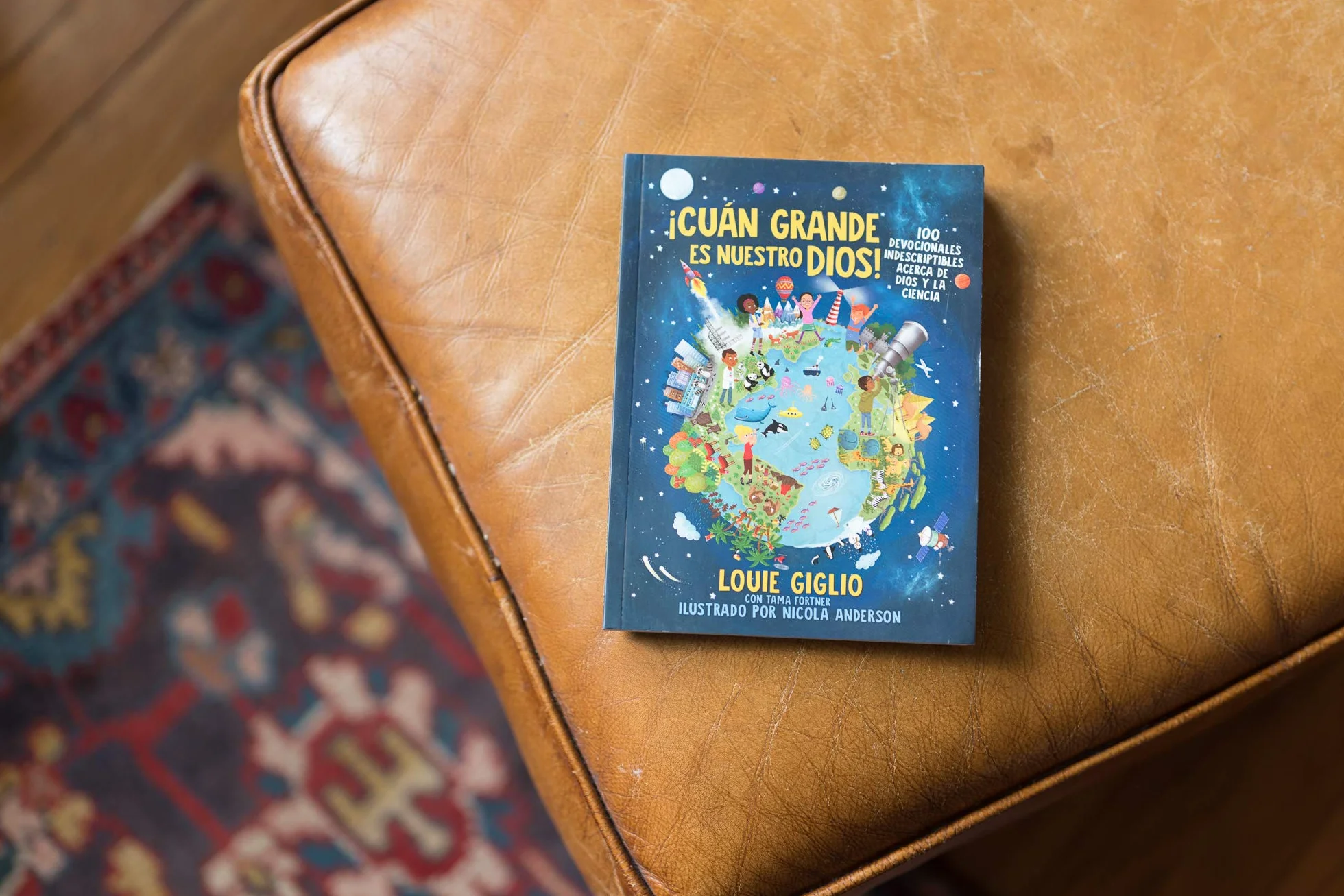 ¡Cuán grande es nuestro Dios!: 100 Devocionales indescriptibles acerca de Dios y la ciencia (Indescribable Kids)